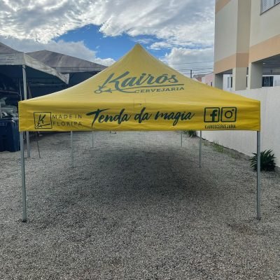 Tenda sanfonada amarela personalizada com a marca do cliente