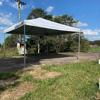 Tenda piramidal branca