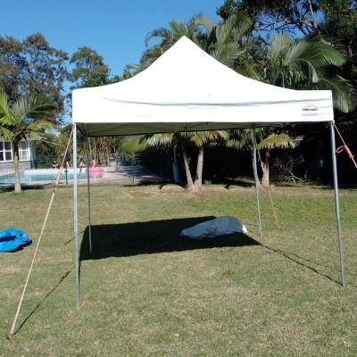 Tenda sanfonada branca montada em gramado
